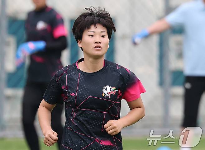 북한 내고향여자축구단 주장 김경영이 19일 경기 수원시 수원월드컵경기장 보조경기장에서 아시아축구연맹(AFC) 여자 챔피언스리그(AWCL) 4강 경기를 앞두고 몸을 풀고 있다. 내고향은 20일 오후 7시 같은 장소에서 열리는 이번 대회 준결승에서 수원FC위민과 맞붙는다. 2026.5.19 ⓒ 뉴스1 박지혜 기자