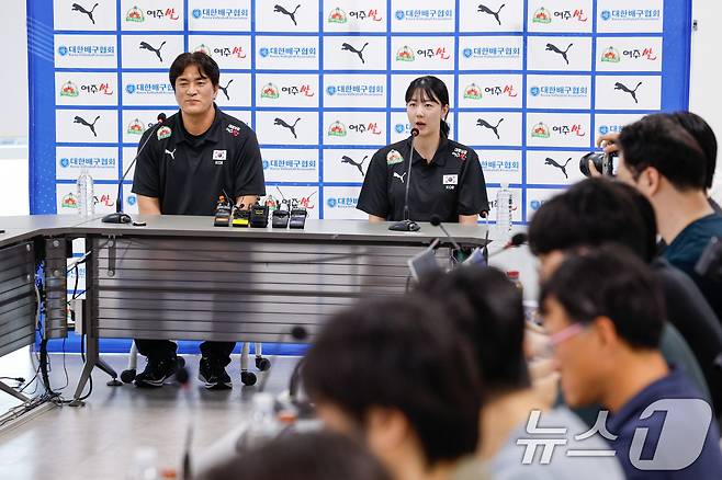 여자 배구 국가대표팀 차상현 감독과 주장 강소휘가 20일 오후 서울 송파구 올림픽회관에서 열린 2026년 한국 남녀 배구 국가대표팀 기자회견에 참석해 취재진 질문에 답하고 있다. 2026.5.20 ⓒ 뉴스1 안은나 기자