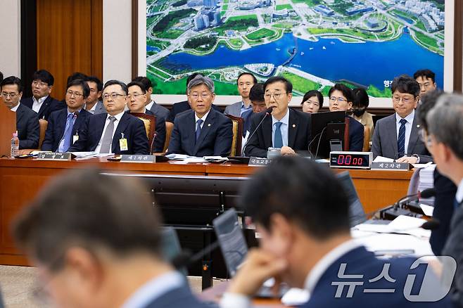 김윤덕 국토교통부 장관이 20일 서울 여의도 국회에서 열린 제435회 국회(임시회) 국토교통위원회 제2차 전체회의 GTX-A 삼성역 구간 철근 누락에 대한 현안 질의에서 의원 질의에 답하고 있다. 2026.5.20 ⓒ 뉴스1 유승관 기자