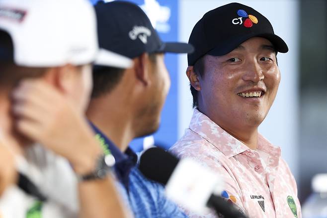 허리 수술 후 1년 만에 PGA투어에 복귀한 이경훈(오른쪽)이 같은 후원사 후배인 김시우 임성재와 밝은 표정으로 대화하고 있다. 사진 | CJ그룹