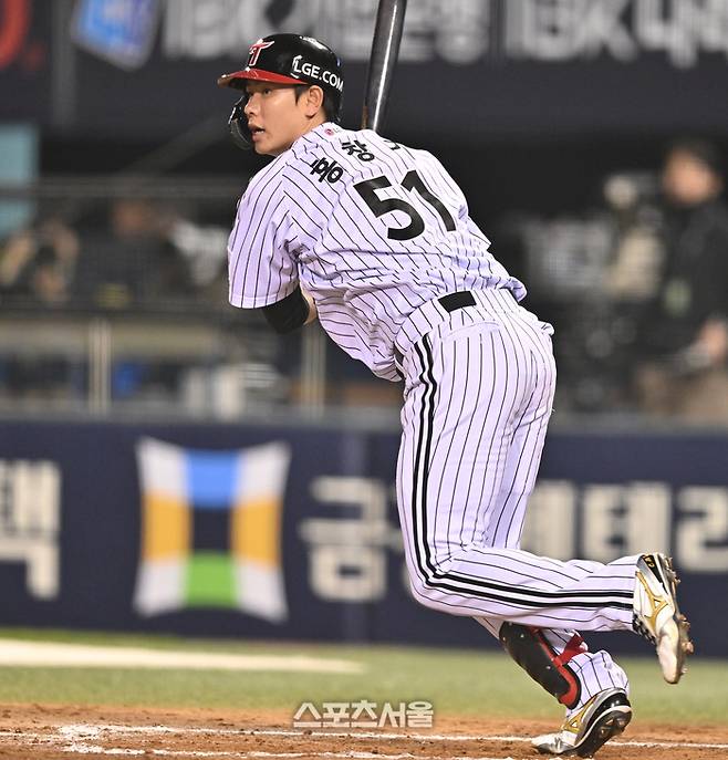 LG 홍창기가 15일 서울 잠실구장에서 열린 2026 KBO리그 롯데전 7회말 2사2루 파울타구를 쳐다보고 있다. 잠실 | 최승섭기자 thunder@sportsseoul.com