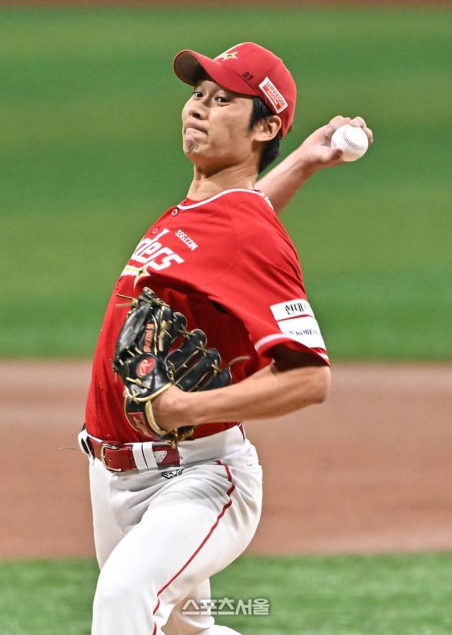 SSG 타케다가 19일 서울 고척스카이돔에서 열린 2026 KBO리그 키움전에 선발 등판해 힘차게 공을 던지고 있다.  고척 | 박진업 기자 upandup@sportsseoul.com