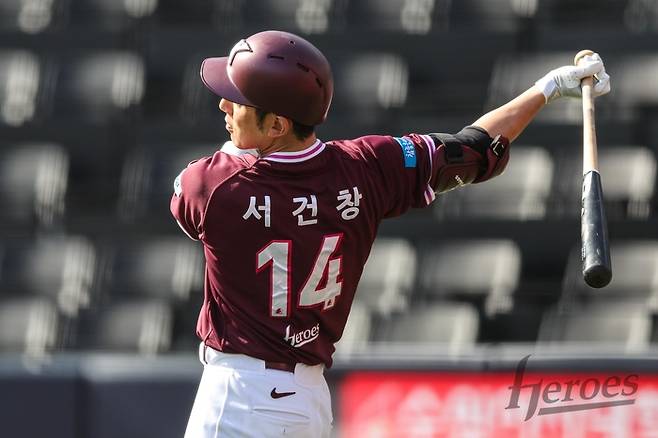 키움 서건창이 19일 수원케이티위즈파크에서 열린 2026 KBO리그 시범경기 KT전에서 스윙하고 있다. 사진 | 키움 히어로즈