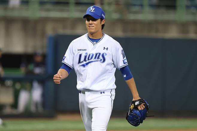 삼성 원태인이 19일 포항구장에서 열린 2026 KBO리그 정규시즌 KT와 경기에서 6회초 수비를 마친 후 웃으며 내려오고 있다. 사진 | 삼성 라이온즈