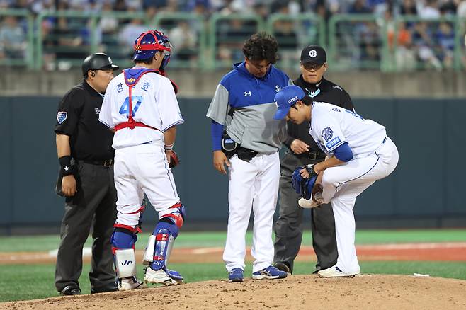 삼성 원태인(오른쪽)이 19일 포항구장에서 열린 2026 KBO리그 정규시즌 KT와 경기 도중 몸 상태를 점검하고 있다. 사진 | 삼성 라이온즈