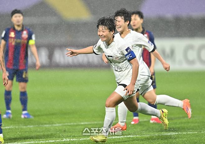 북한 내고향여자축구단 김경용이 20일 수원종합운동장에서 열린 2025~2026 아시아축구연맹(AFC) 여자 챔피언스리그(AWCL) 4강전 수원FC 위민과 경기에서 골로 생각하고 환호하고 있다. 오프사이드.  2026. 5. 20. 수원 | 최승섭기자 thunder@sportsseoul.com