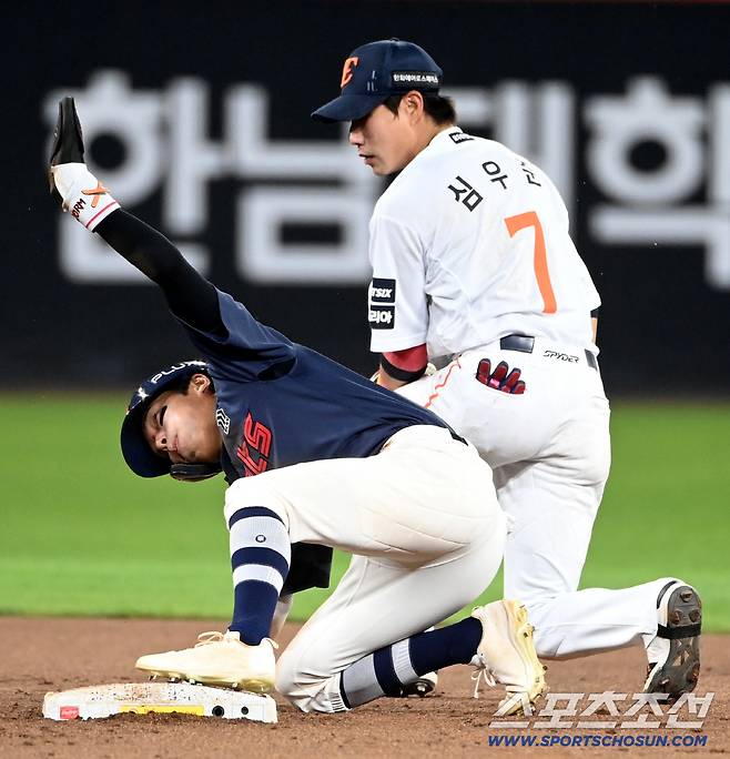19일 대전한화생명볼파크에서 열린 롯데와 한화의 경기. 8회초 2사 1루 황성빈 타석때 1루주자 장두성이 2루 도루를 성공하고 있다. 대전=허상욱 기자wook@sportschosun.com/2026.05.19/