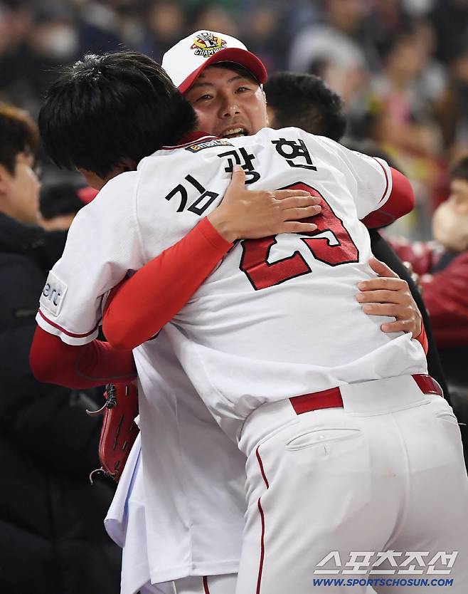 8일 인천 SSG 랜더스필드에서 열린 키움 히어로즈와 SSG 랜더스의 한국시리즈 6차전. SSG가 승리하며 한국시리즈 우승을 차지했다. 김광현과 김원형 감독이 포옹하고 있다. 인천=정재근 기자 cjg@sportschosun.com