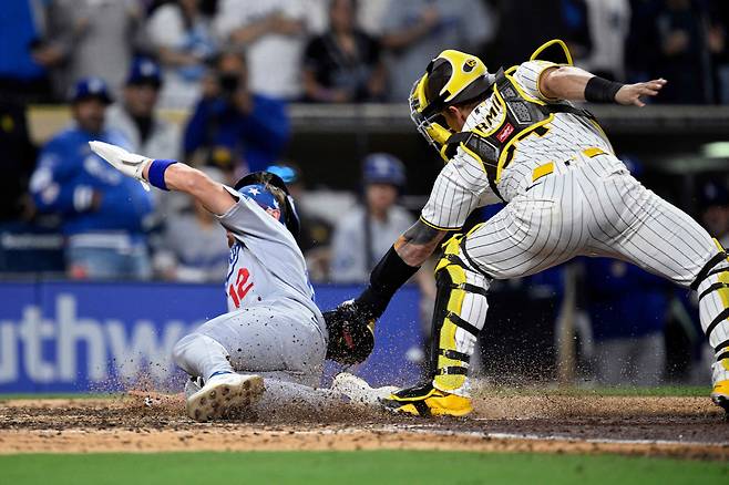 SAN DIEGO, CALIFORNIA - MAY 19: Alex Call #12 of the Los Angeles Dodgers scores a run ahead of the tag by Freddy Fermin #54 of the San Diego Padres during the ninth inning at Petco Park on May 19, 2026 in San Diego, California.   Orlando Ramirez/Getty Images/AFP (Photo by Orlando Ramirez / GETTY IMAGES NORTH AMERICA / Getty Images via AFP)







<저작권자(c) 연합뉴스, 무단 전재-재배포, AI 학습 및 활용 금지>