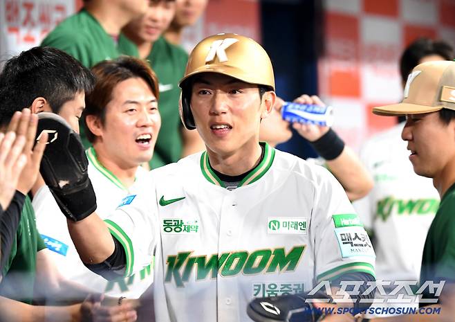 19일 고척 스카이돔에서 열린 키움과 SSG의 경기. 2회 2사 만루. SSG 타케다 폭투 때 득점에 성공한 키움 서건창. 고척=송정헌 기자songs@sportschosun.com/2026.05.19/