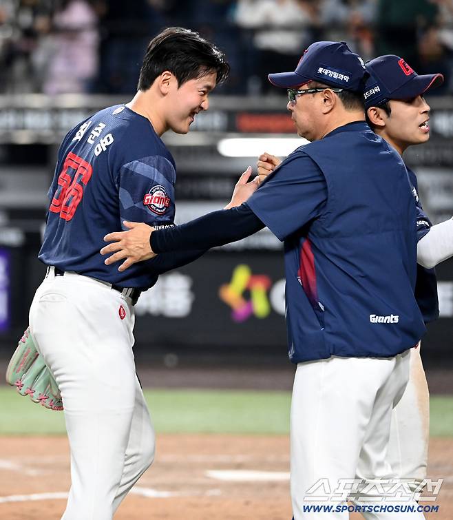 19일 대전한화생명볼파크에서 열린 롯데와 한화의 경기. 롯데가 6대4로 승리하며 2연패에서 탈출했다. 승리의 기쁨을 나누는 김태형 감독과 최준용의 모습. 대전=허상욱 기자wook@sportschosun.com/2026.05.19/
