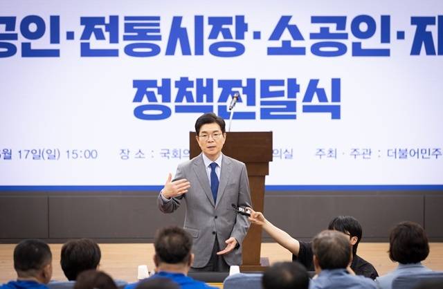 정원오 더불어민주당 서울시장 후보는 지난 14일 1시장 1명의 '상권 성장 전문매니저'를 배치해 서울 상권 20곳을 '제2의 성수동'으로 육성하겠다는 내용을 담은 '소상공인의 든든한 동반자 서울' 공약을 발표했다. /정원오 캠프