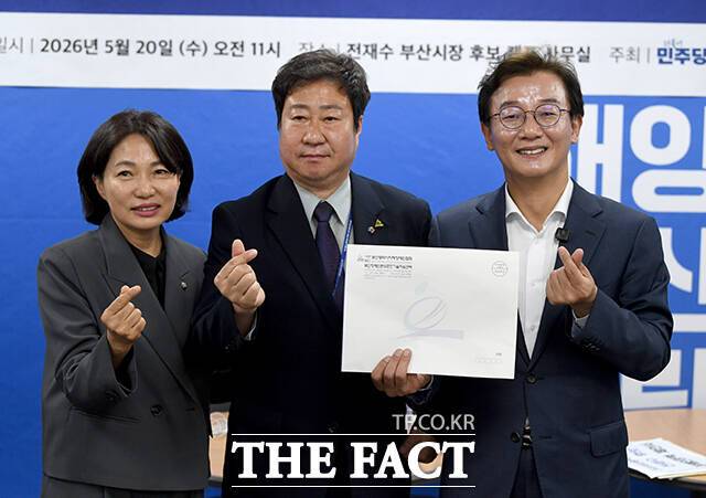 성건호 부산지체장애인협회 사무처장(가운데)이 정책 제안서를 전 후보(오른쪽)에게 전달한 뒤 기념사진을 찍고 있다. 왼쪽은 서 의원.