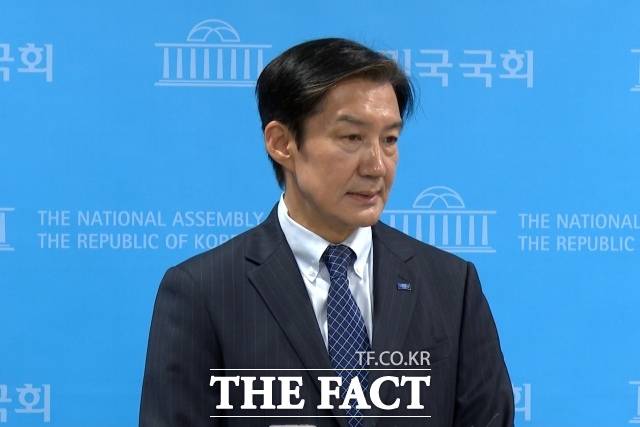 조국 조국혁신당 경기 평택 국회의원 후보가 20일 오전 서울 여의도 국회 소통관에서 김용남, 김재연 평택을 후보에게 공동 공약 발표 제안을 한 후 기자들과 만나 질의응답을 하고 있다. /국회의사당=김기범 기자