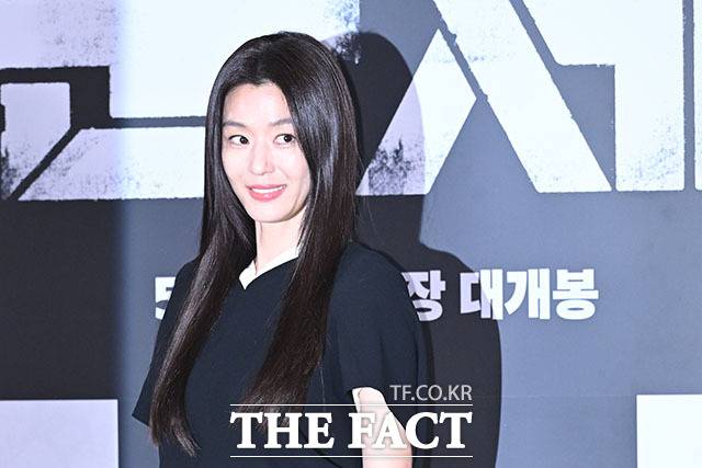 11년 만에 스크린에 복귀한 전지현은 생명공학자이자 정체불명 감염자들의 행동과 진화 패턴을 읽어내 어떻게든 생존자들을 이끌고 탈출하기 위해 애쓰는 리더 권세정 역을 맡아 극을 이끈다. /서예원 기자