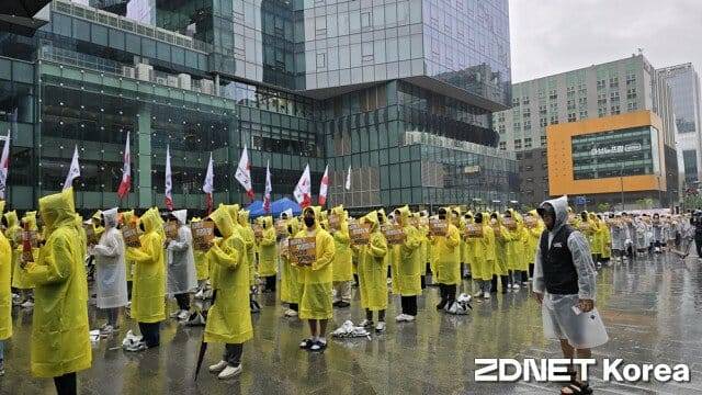 카카오 노조가 20일 경기도 판교 카카오 아지트 앞에서 결의대회를 진행하고 있다. (사진=지디넷코리아)