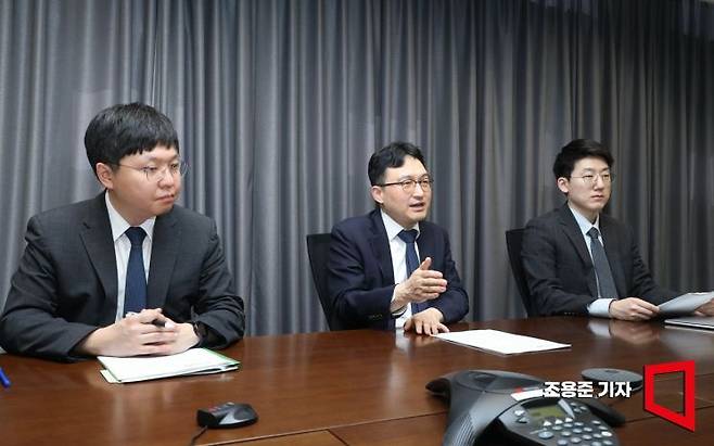 이창훈 법무법인 세종 AI·디지털 경쟁법팀 팀장(가운데)과 박규태(왼쪽), 김태석 변호사가 서울 종로구 사무실에서 아시아경제와 인터뷰 하고 있다. 조용준 기자