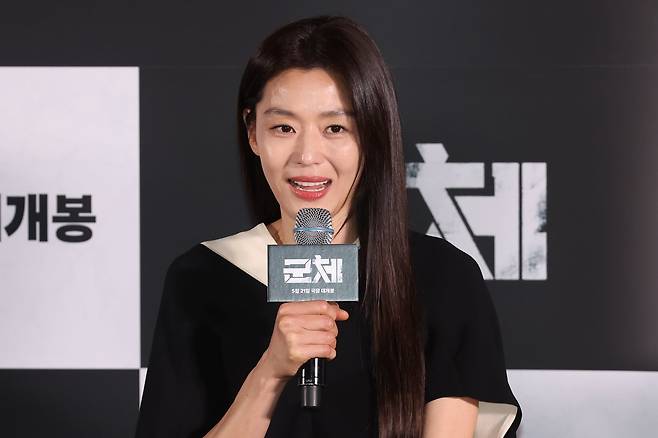 배우 전지현이 20일 서울 용산구 CGV 용산아이파크몰에서 열린 영화 '군체' 언론시사회 및 기자간담회에서 인사말을 하고 있다. /연합뉴스
