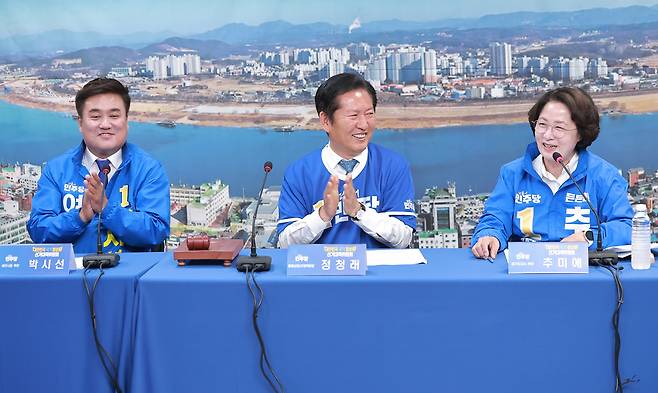 청청래 더불어민주당 대표가 20일 박시선 여주시장 후보 선거사무소에서 열린 현장 선거대책위원회의에 참석해 발언하고 있다. 연합뉴스