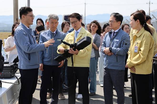 최 위원장이 드론 무력화 장비인 휴대용 재머를 살펴보고 있다. 원안위 제공.