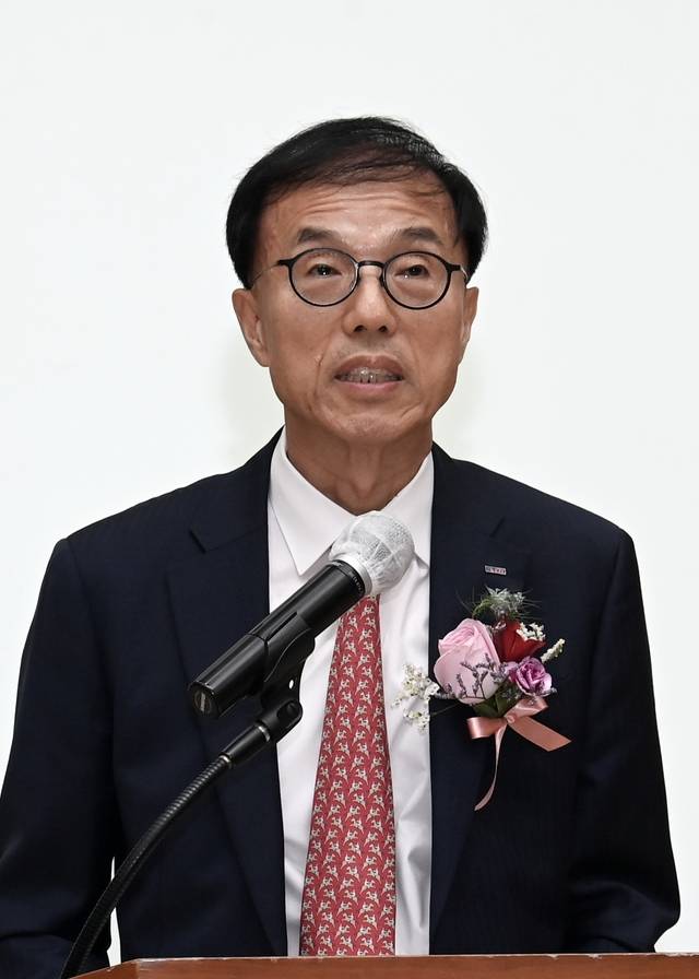 박세웅 신임 ETRI 원장이 20일 대전 본원에서 취임식을 갖고 향후 3년 기관경영 방향에 대해 발표하고 있다. ETRI 제공.