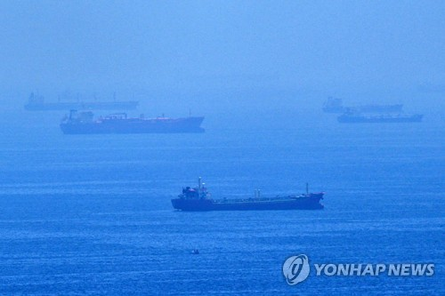 호르무즈 해협에 닻을 내리고 멈춰 있는 선박들. [AP=연합뉴스]