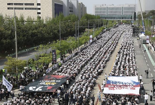 삼성전자노동조합 공동투쟁본부 조합원들이 지난달 23일 오후 경기 평택시 삼성전자 평택사업장 앞에서 열린 투쟁결의대회에서 구호를 외치고 있다. (공동취재) 2026.04.23. /사진=뉴시스