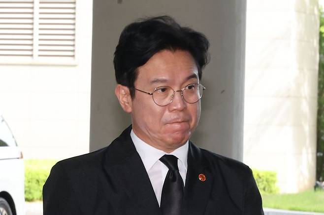 지난 18일 세종시 정부세종청사 중앙노동위원회에서 열린 2차 삼성전자 노사 사후조정 회의가 열리고 있는 가운데 김영훈 고용노동부 장관이 고용노동부청사로 들어가고 있다. 공동취재