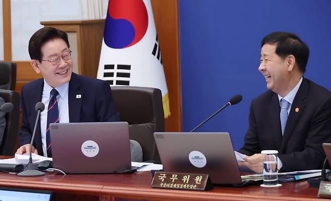 재정경제부가 이재명 정부(국민주권정부) 출범 1년을 맞아 경제성장률 반등, 코스피 7000 달성, 소비자물가 2%대 유지 등 단기간에 가시적인 성과를 냈다고 20일 밝혔다. 사진은 지난 12일 국무회의에서 이재명 대통령과 구윤철 부총리 겸 재정경제부 장관이 대화하는 모습. 뉴시스