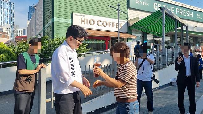 한 주민이 19일 구포동 일대에서 한동훈 후보에게 커피를 건넸지만, "법에 걸린다"며 이를 사양했다. 사진=이해람 기자