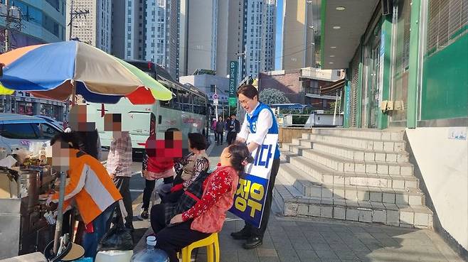 하정우 민주당 후보가 19일 구포동 일대 주민들과 만나 이야기를 나누고 있다. 사진=이해람 기자