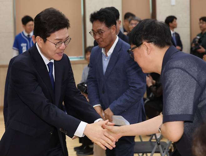 정원오(왼쪽) 더불어민주당 서울시장 후보가 19일 서울 용산구 청파새마을금고 본점에서 열린 서울시도시정비사업조합연대와 서울시리모델링조합협의회 착착개발 공약 지지선언에서 참석자와 악수하고 있다. 뉴시스