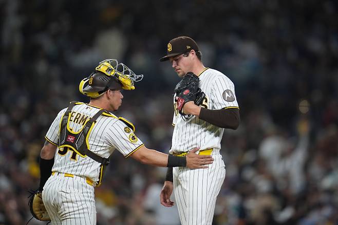 <yonhap photo-5456=""> San Diego Padres pitcher Mason Miller, right, gets a pat from catcher Freddy Fermin after giving up a sacrifice fly during the ninth inning of a baseball game against the Los Angeles Dodgers Tuesday, May 19, 2026, in San Diego. (AP Photo/Gregory Bull)/2026-05-20 13:39:03/ <저작권자 ⓒ 1980~2026 ㈜연합뉴스. 무단 전재 재배포 금지, AI 학습 및 활용 금지></yonhap>