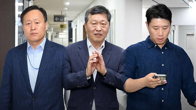 삼성전자 사측 대표교섭위원 여명구 DS 피플팀장(좌측), 박수근 중앙노동위원장(중앙), 삼성그룹 초기업노동조합 삼성전자지부 최승호 위원장(우측)