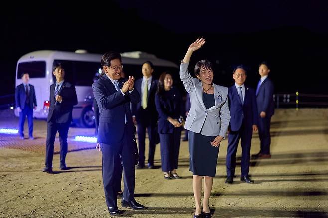 다카이치 사나에 일본 총리가 19일 이재명 대통령과 함께 선유줄불놀이 관람을 위해 경북 안동 하회마을을 방문해 시민들에게 인사하고 있다. 사진 청와대= 연합뉴스