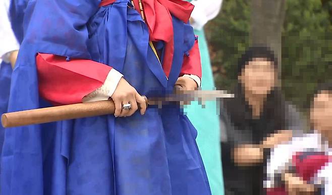 무속인의 모습. 기사와 직접적 연관은 없음. 사진 연합뉴스TV 캡처
