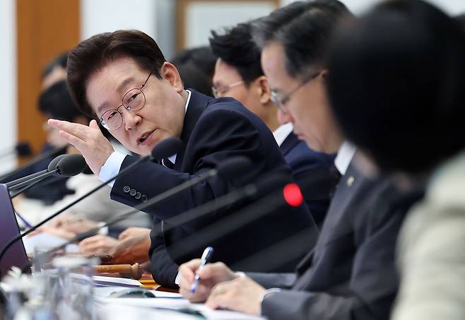 이재명 대통령이 20일 청와대에서 열린 제22회 국무회의 겸 제9차 비상경제점검회의에서 현수엽 보건복지부 제1차관에게 질문하고 있다. 뉴스1