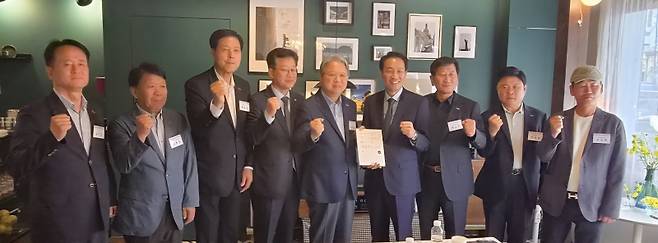 ▲ 중소기업중앙회 강원본부는 15일 강릉에서 우상호 더불어민주당 강원도지사 후보에게 ‘중소기업이 이끄는 지방 주도 성장을 위한 정책과제’를 전달했다.&nbsp;