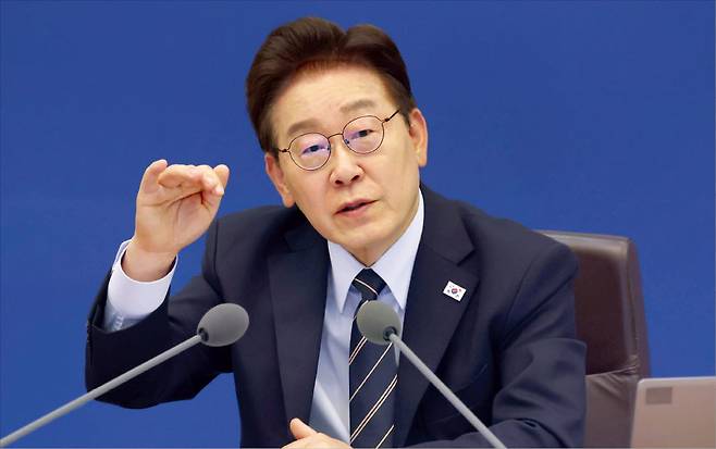 < “선 넘지 말아야” > 이재명 대통령이 20일 청와대에서 열린 국무회의 겸 비상경제점검회의에서 발언하고 있다. 이 대통령은 삼성전자 노동조합이 사측에 영업이익의 일정 비율을 성과급으로 내놓으라고 요구하는 것을 두고 “이해가 되지 않는다” “선을 넘지 않아야 한다”고 지적했다. 김범준 기자