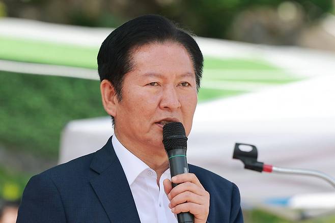 더불어민주당 총괄상임선대위원장인 정청래 대표가 14일 경북 울릉군 천부초등학교 운동장에서 열린 제30회 북면 면민체육대회에 참석해 축사하고 있다. 2026.5.14. /사진=연합뉴스