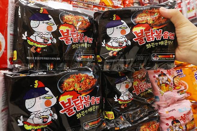 서울의 한 대형마트에 진열된 삼양식품 불닭볶음면. 사진=연합뉴스