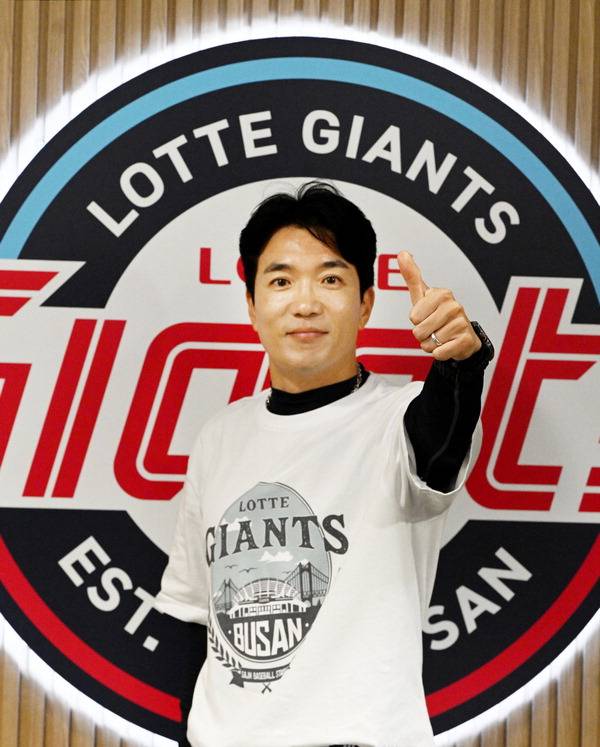 롯데 자이언츠 조지훈 응원단장이 우승을 기원하는 ‘엄지척’을 하고 있다.  김성효 선임기자