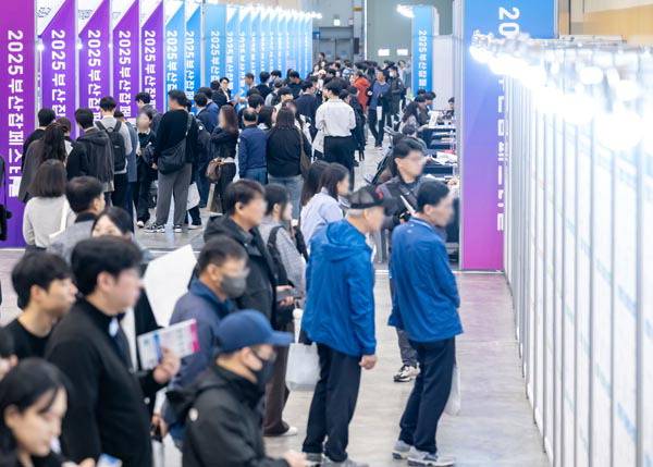 지난해 10월 부산 해운대구 벡스코 제1전시장에서 열린 ‘2025 부산 잡(JOB)페스티벌’에서 구직자들이 채용 부스를 둘러보고 있다. 국제신문 DB