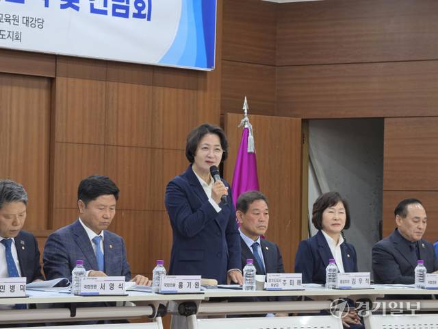 추미애 더불어민주당 경기도지사 후보가 20일 한국외식업중앙회 경기도교육원에서 열린 경기도소상공인엽합회, 경기상인연합회, 경기외식업중앙회 정책전달식 및 간담회에 참석해 발언하고 있다. 오민주기자