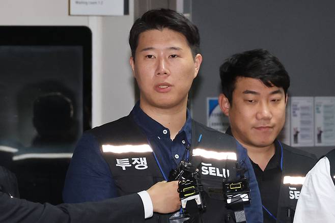 삼성그룹 초기업노동조합 삼성전자지부 최승호 위원장이 20일 새벽 정부세종청사 중앙노동위원회에서 사후조정 회의를 마친 뒤 나와 취재진에게 입장을 밝히고 있다. 
    [연합뉴스]