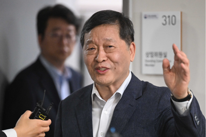 박수근 중앙노동위원장이 20일 새벽 정부세종청사 중앙노동위원회에서 사후조정 회의를 마친 뒤 취재진의 질문에 답하고 있다. [연합뉴스]