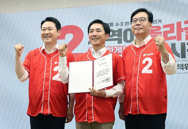 장동혁 국민의힘 대표가 지난 13일 서울 여의도 중앙당사에서 열린 ‘국민무시 심판 공소취소 저지 국민선거대책위원회’ 출범식에서 재·보궐선거 박민식 부산 북구갑 후보에게 공천장을 수여한 뒤 기념 촬영하고 있다. [공동취재단, 연합뉴스]
