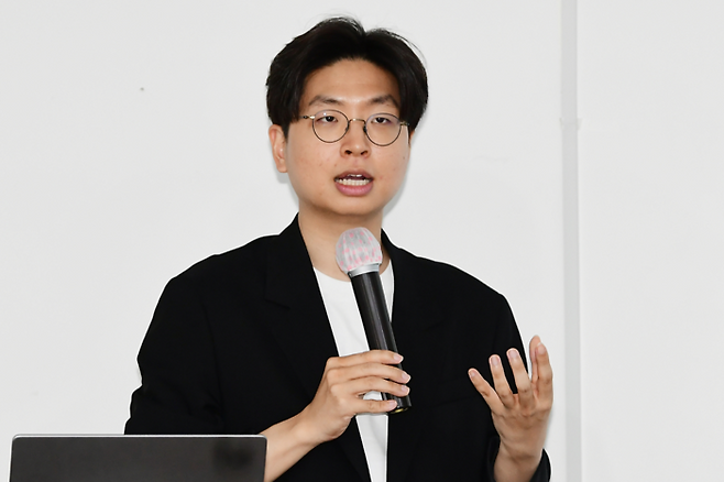 김지섭 뤼튼테크놀로지스 이사가 19일 서울시 강남구 뤼튼테크놀로지스 오피스에서 기업의 인공지능 전환(AX)과 관련된 인사이트를 나누고 있다. [강영국 기자]