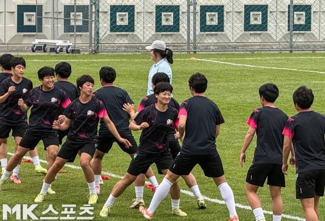 훈련 중인 내고향여자축구단 선수들. 사진=김영훈 기자