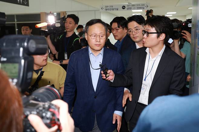 삼성전자 사측 대표교섭위원인 여명구 DS(디바이스솔루션·반도체 사업 담당) 피플팀장이 20일 정부세종청사 중앙노동위원회에서 노사협상 결렬에 따른 입장을 밝힌 뒤 협상장을 떠나고 있다. (공동취재) 2026.05.20. photo@newsis.com /사진=뉴시스